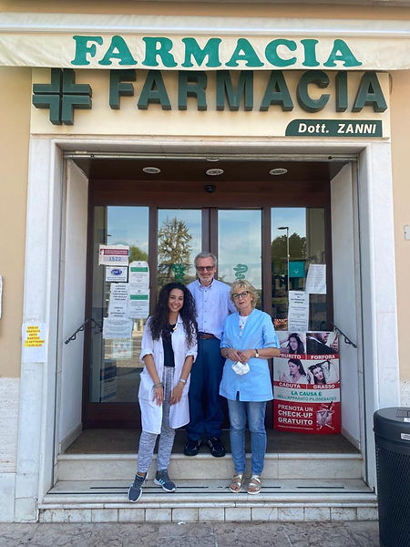 Il team della Farmacia Chimica Zanni davanti all'ingresso a Cellatica