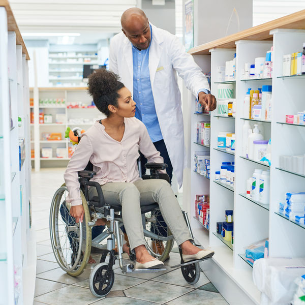 Farmacista che assiste una cliente in farmacia